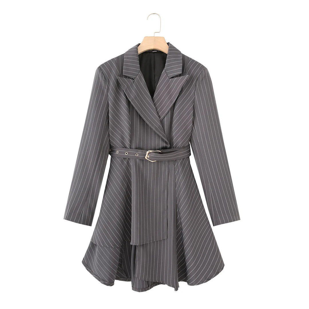 Damen nan tailliertes Blazerkleid mit Nadelstreifen, Bindegürtel und asymmetrischem Saum Drune