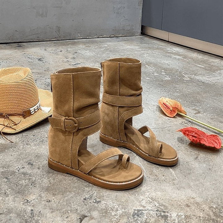Damen knöchelhohe Veloursleder‑Sandalette mit Zehenring und verstellbarem Schaftriemen Drune