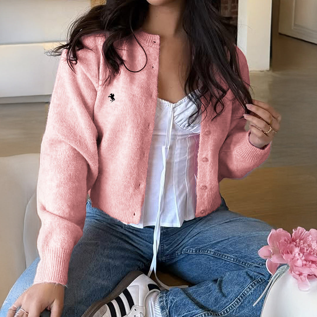Damen nan kurze Feinstrick‑Strickjacke mit Perlmuttknöpfen, Rundhalsausschnitt und zierlichem Pferde‑Stick Drune
