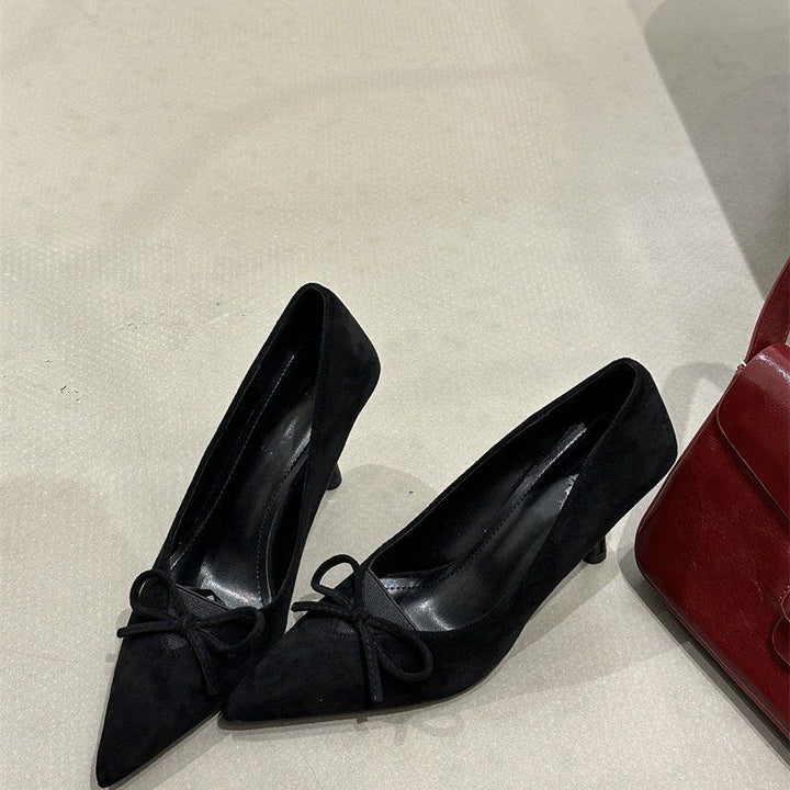 Damen Spitz zulaufende Wildleder‑Pumps mit skulpturiertem Kittenabsatz und Zierknoten Drune