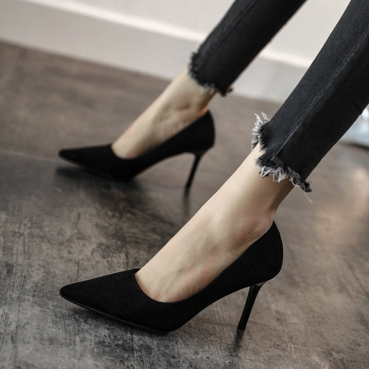 Damen Samtige spitze Pumps mit schmalem Stilettoabsatz und Komfortfußbett Drune