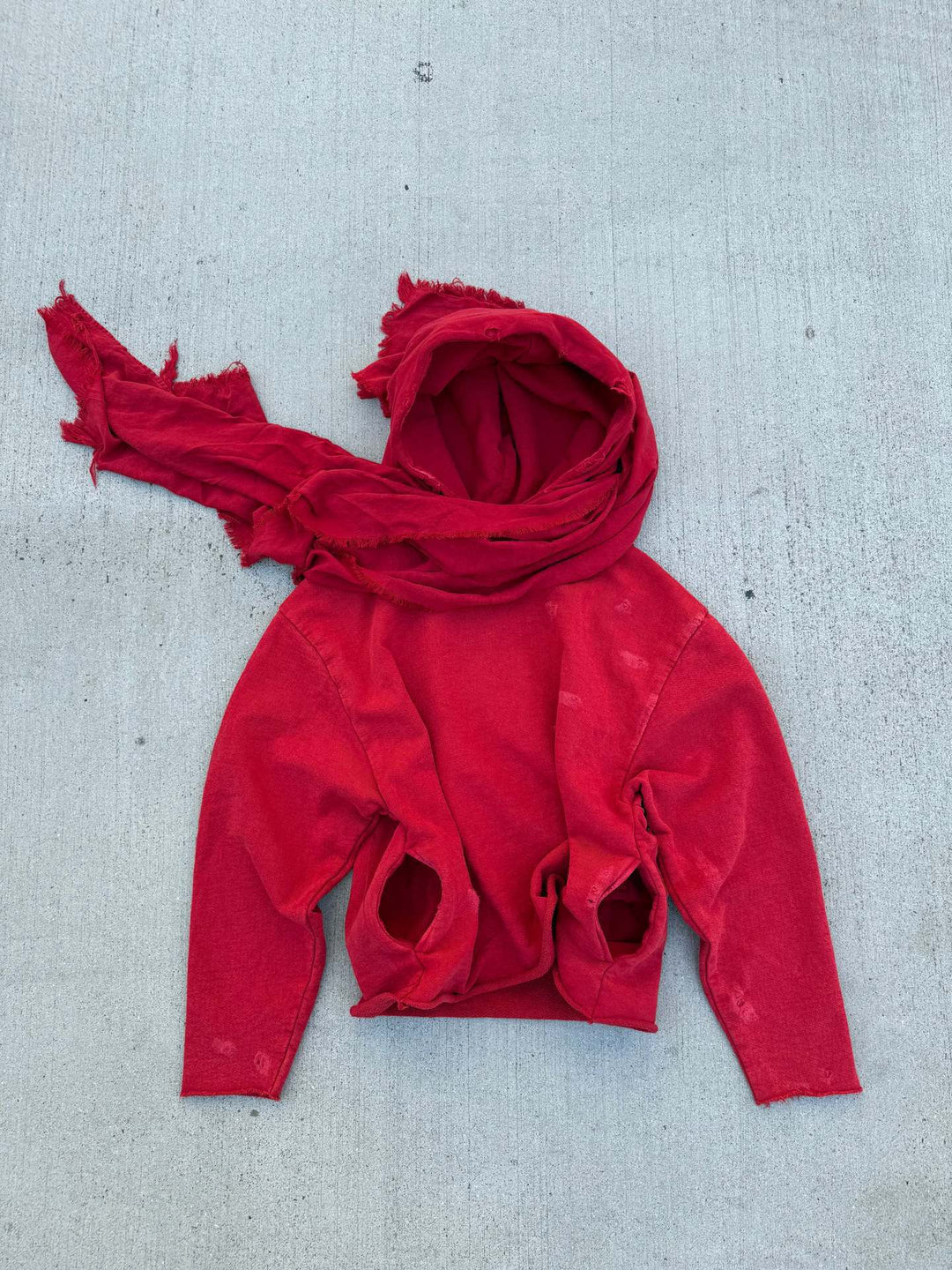 Unisex nan Kapuzenpullover im Gebrauchsspurenstil mit angeschlossenem Schlauchschal und ausgefransten Öffnungen Drune