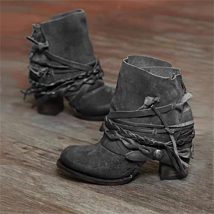 Damen Vintage Western-Ankleboots aus Velourslederoptik mit geflochtenen Zierriemen und niedrigem Blockabsatz Drune