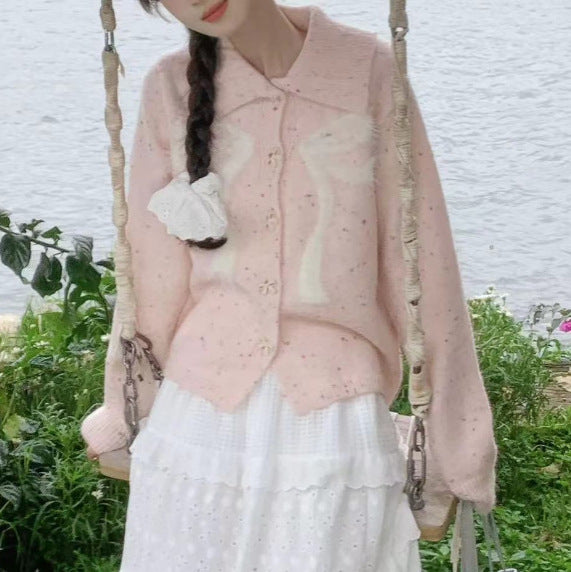 Damen verspielte Strickjacke mit dekorativen Knopfdetails und flauschigen Applikationen Drune