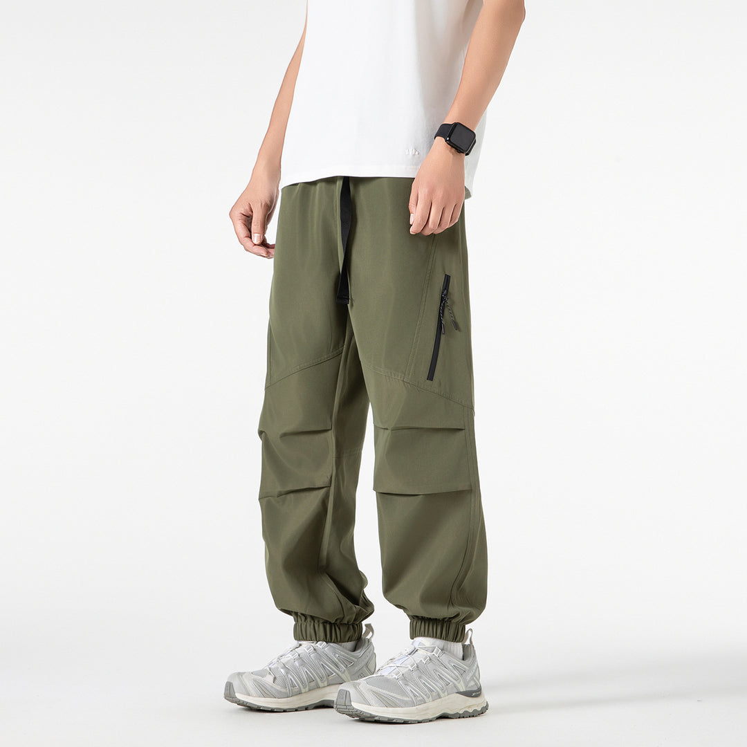 Herren Weite technische Cargo-Joggerhose mit elastischem Tunnelzugbund, aufgesetzten Klappentaschen und Reißverschluss-Beintasche Drune
