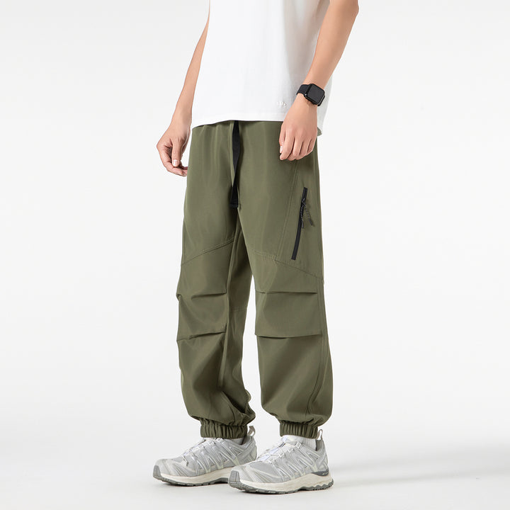 Herren Weite technische Cargo-Joggerhose mit elastischem Tunnelzugbund, aufgesetzten Klappentaschen und Reißverschluss-Beintasche Drune