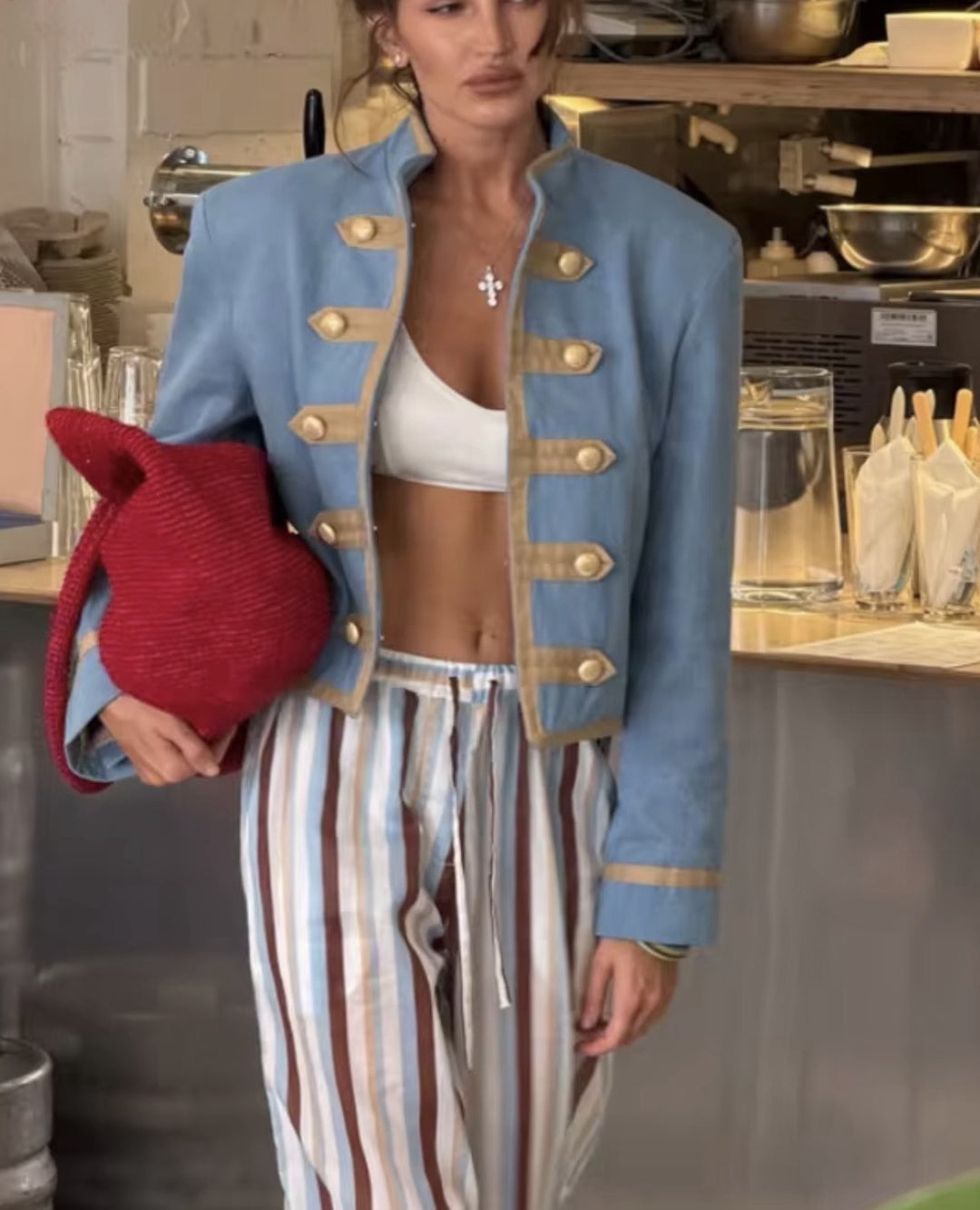 Damen Kurzblazer im Offiziersstil mit goldenen Zierleisten und Stehkragen Drune
