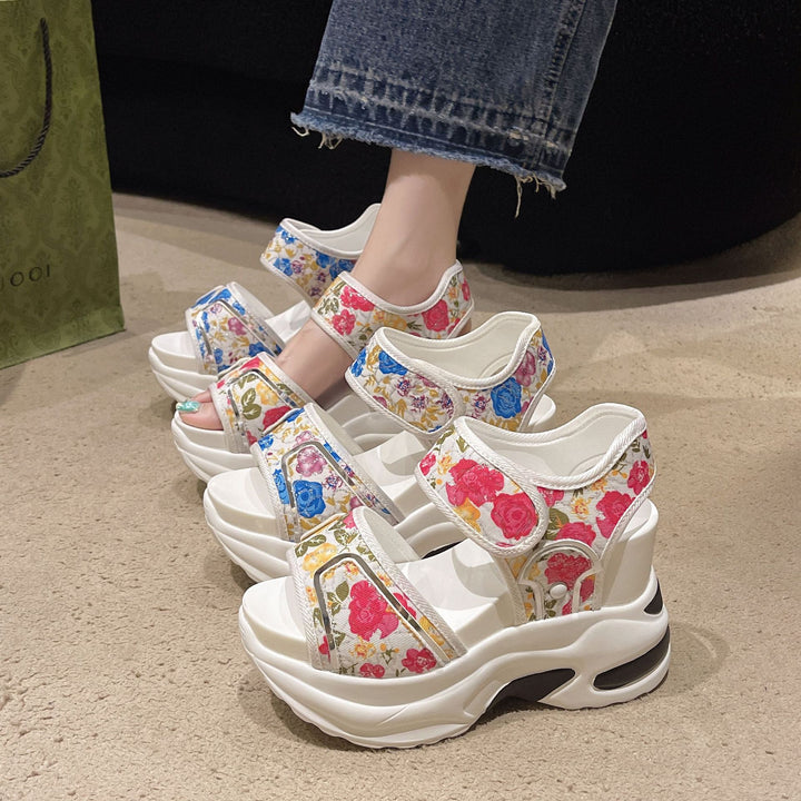 Damen Massiver Keilabsatz-Sandalette mit verstellbaren Klettriemen und geblümtem Textilobermaterial Drune