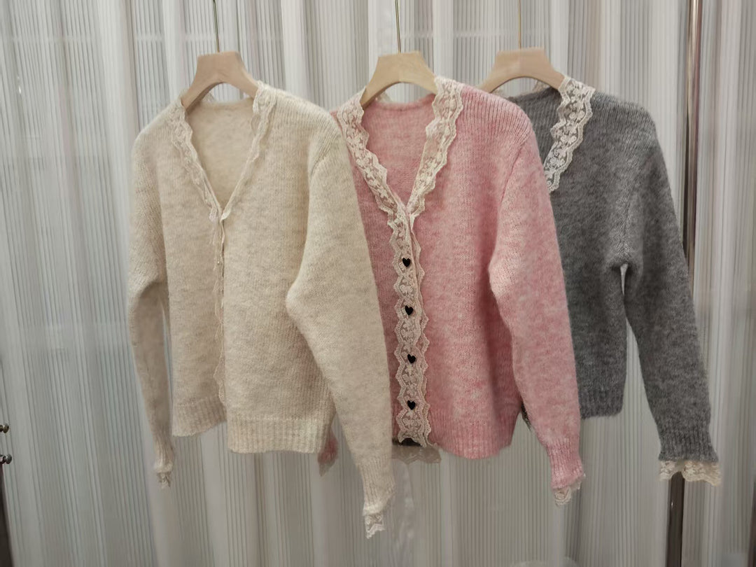 Damen Strickjacke mit Spitzenakzenten und Herzknöpfen Drune