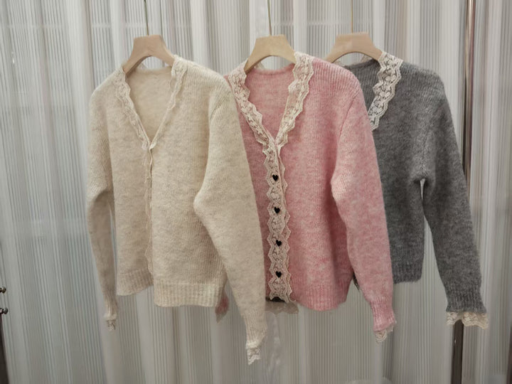 Damen Strickjacke mit Spitzenakzenten und Herzknöpfen Drune