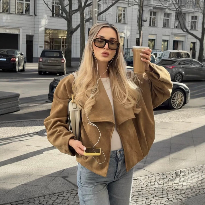 Damen Cropped-Boxy-Jacke in Wildlederoptik mit breitem Schalkragen und gerafftem Saum Drune