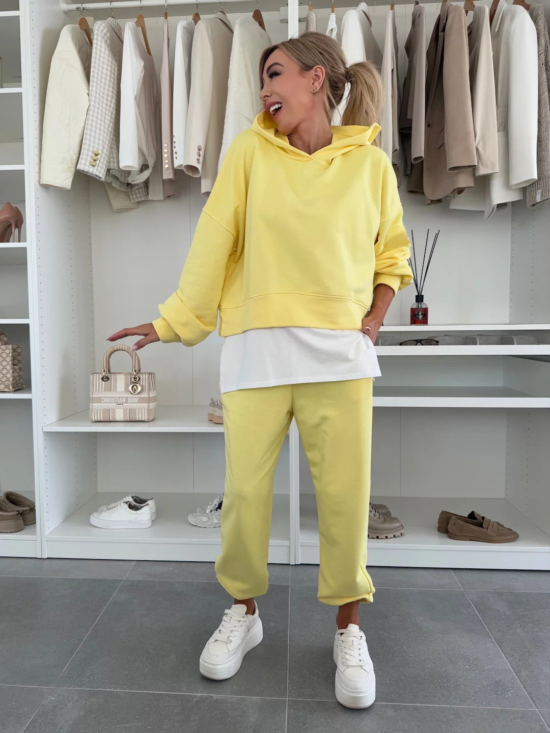 Damen Cropped-Hoodie-Lounge-Set mit asymmetrischem Saum, voluminösen Raglanärmeln und gekrempelter Jogginghose Drune