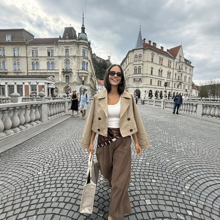 Damen Cropped Doppelreiher-Trenchjacke mit weitem Revers, Epauletten und boxy Schnitt Drune