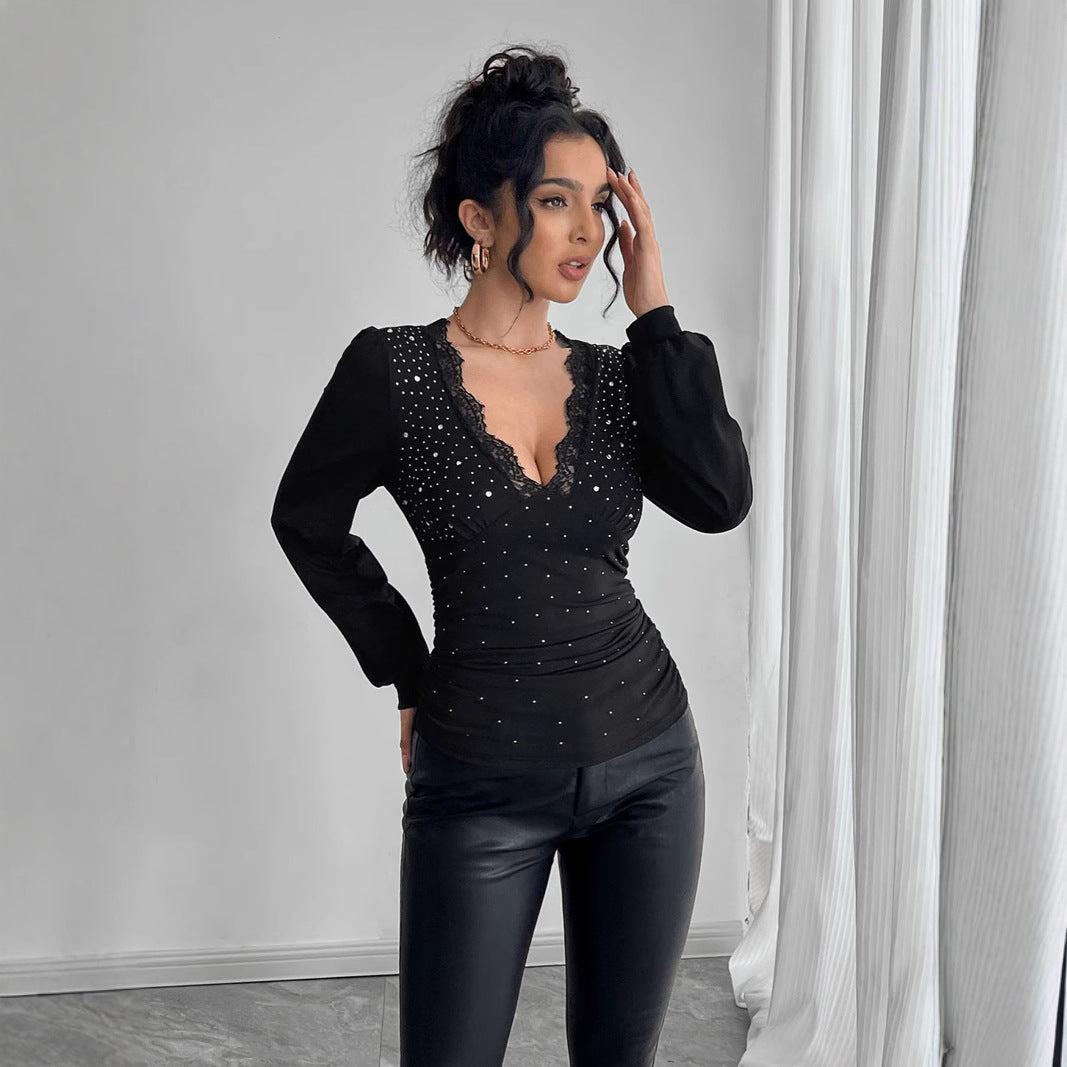 Damen nan tailliertes Langarm-Shirt mit tiefem Spitzen-Dekolleté, Raffung und Kristallbesatz Drune