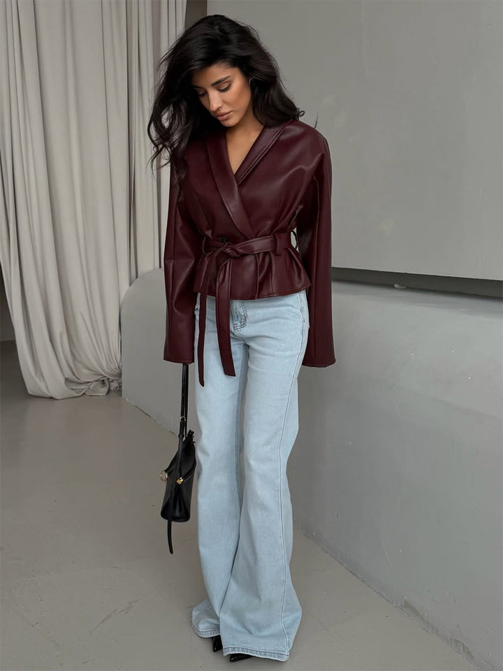 Damen Taillierte Kunstleder-Jacke mit Schößchen, Bindegürtel & Schalkragen Drune