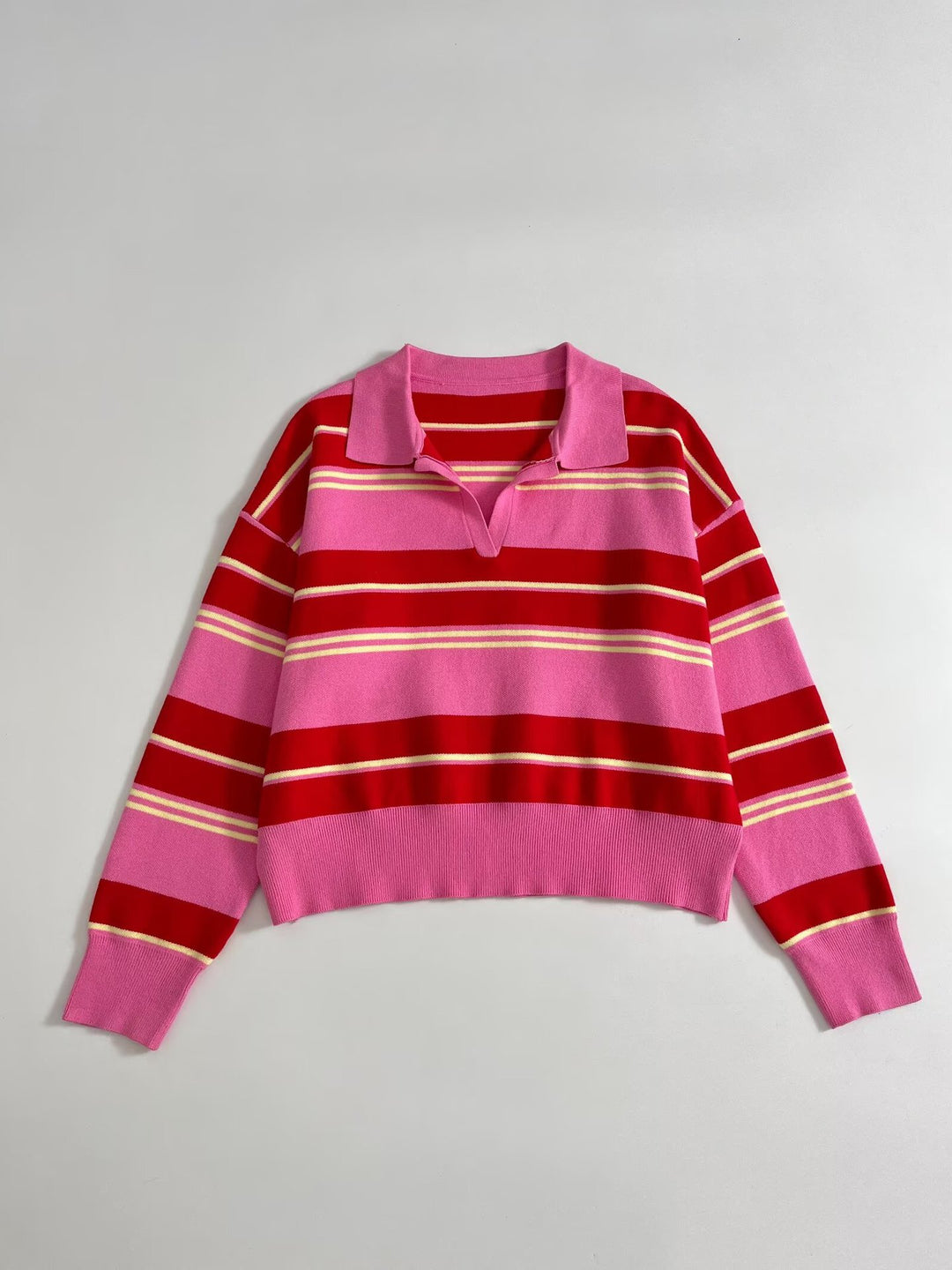 Damen Gestreifter Polokragen-Pullover mit kastiger Passform und V-Ausschnitt Drune