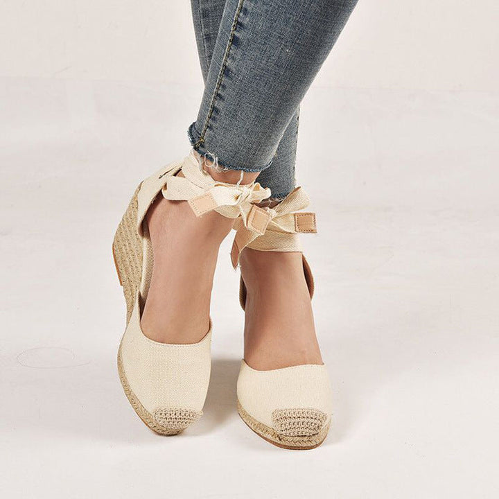 Damen nan Textil-Espadrille mit Bastkeil, Schleifenband-Knöchelriemen und gehäkelter Zehenkappe Drune