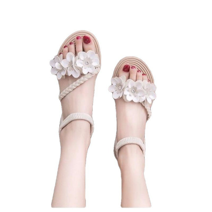 Damen nan verspielte Riemchensandale mit geflochtenen Zierbändern Blumenapplikationen und elastischem Fersenband Drune