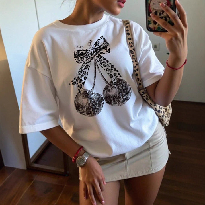 Damen T-Shirt mit kreativem Kirschmotiv und Leopardenband Drune