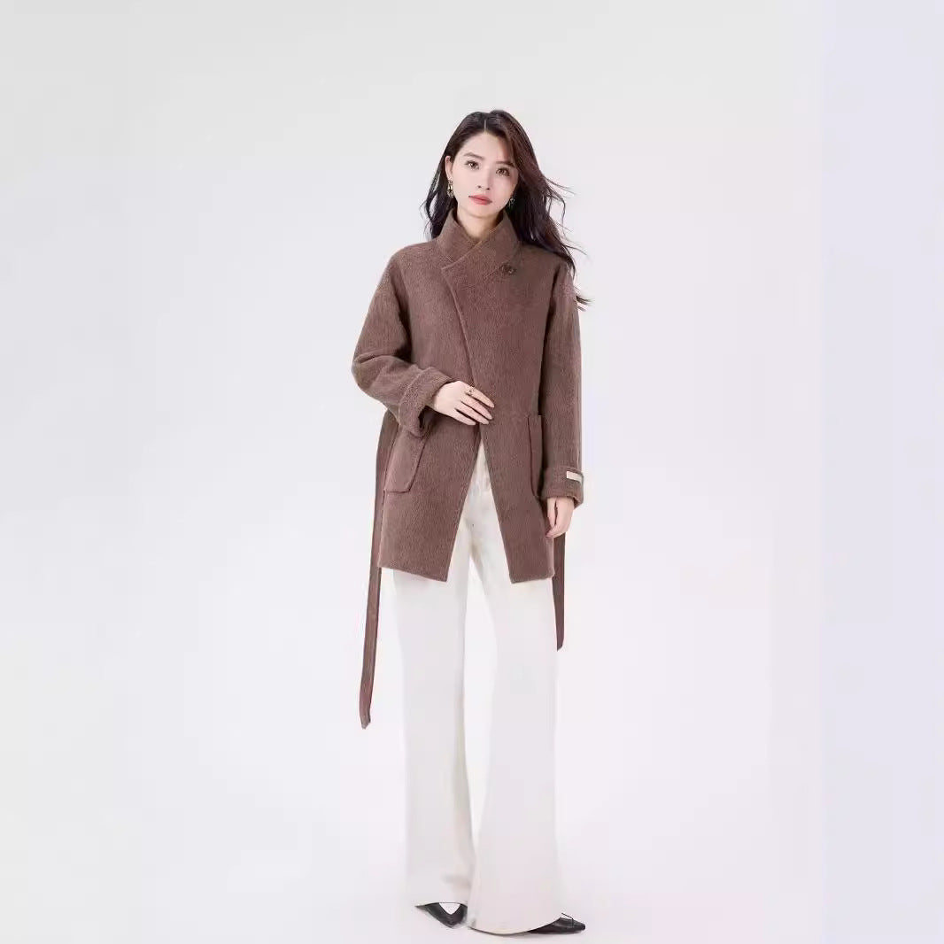 Damen Kurzer Wickel-Wollmantel mit hoher Knopfblende und aufgesetzten Taschen Drune