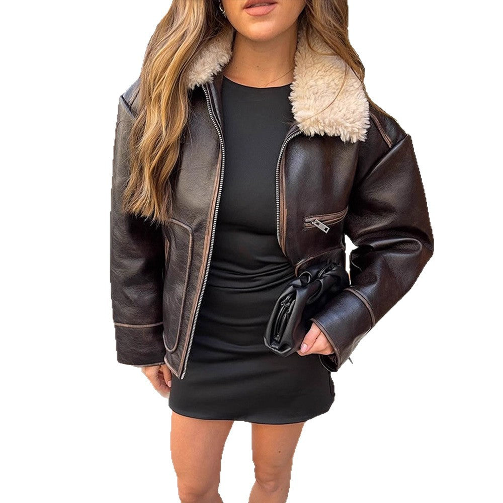 Damen Kurz geschnittene Lederimitat‑Fliegerjacke mit voluminösem Teddy‑Schalkragen und markanten Ziernähten Drune