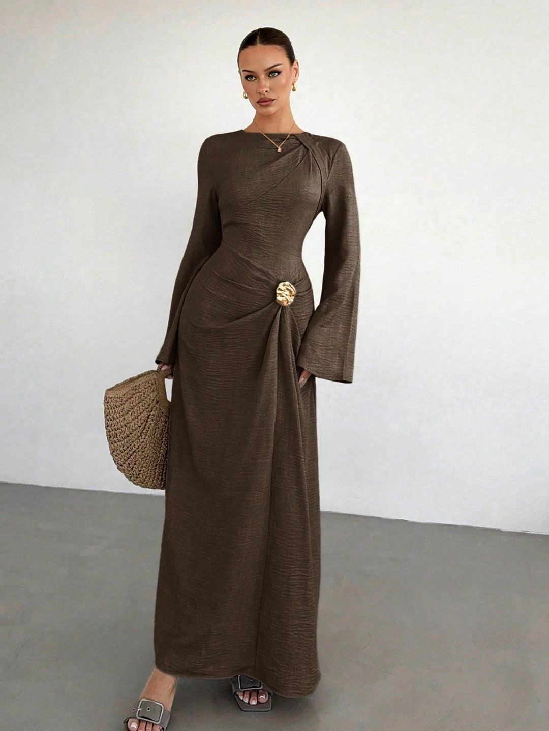 Damen Maxikleid mit Drapierter Taille, langen Glockenärmeln und Zierbrosche Drune