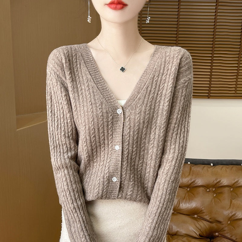 Damen Kurzgeschnittener Feinstrick-Cardigan mit V‑Ausschnitt, feiner Rippenstruktur und Perlmuttknöpfen Drune
