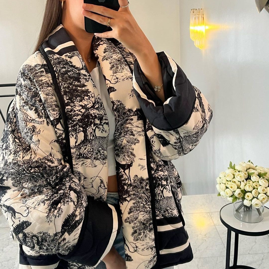 Damen Steppjacke im Kimono‑Stil mit Toile‑de‑Jouy Tierprint, Schalkragen und kontrastierenden aufgesetzten Taschen Drune