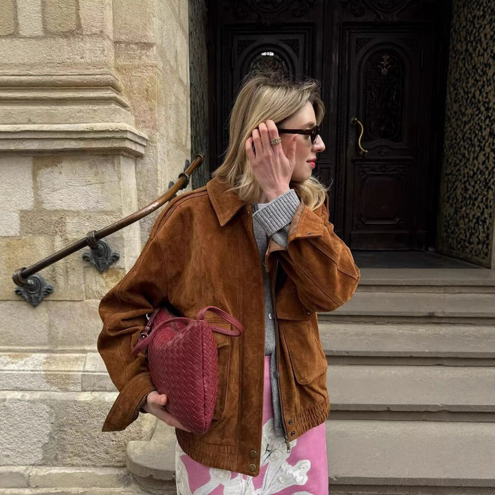 Damen Boxy-Übergangsjacke in Velourslederoptik mit Hemdkragen, aufgesetzten Pattentaschen und elastischem Bund Drune