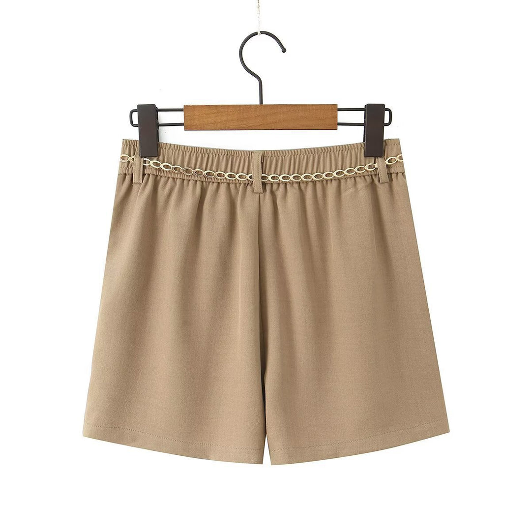 Damen elegante Shorts mit dekorativer Kette und feinen Falten Drune