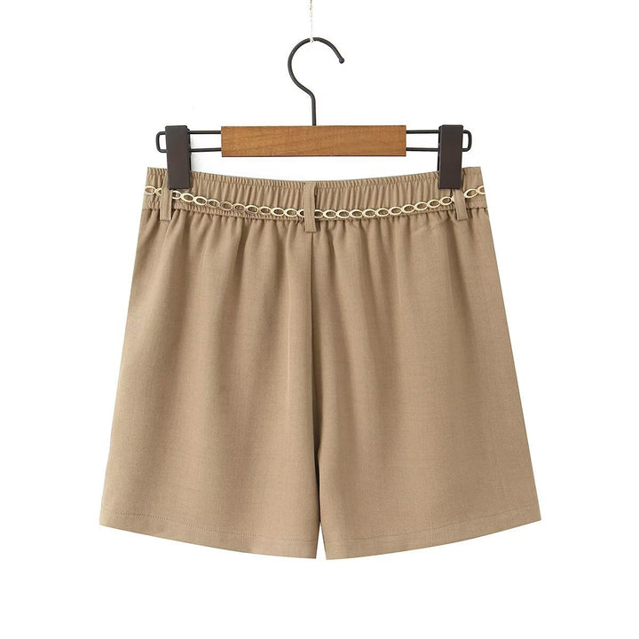 Damen elegante Shorts mit dekorativer Kette und feinen Falten Drune