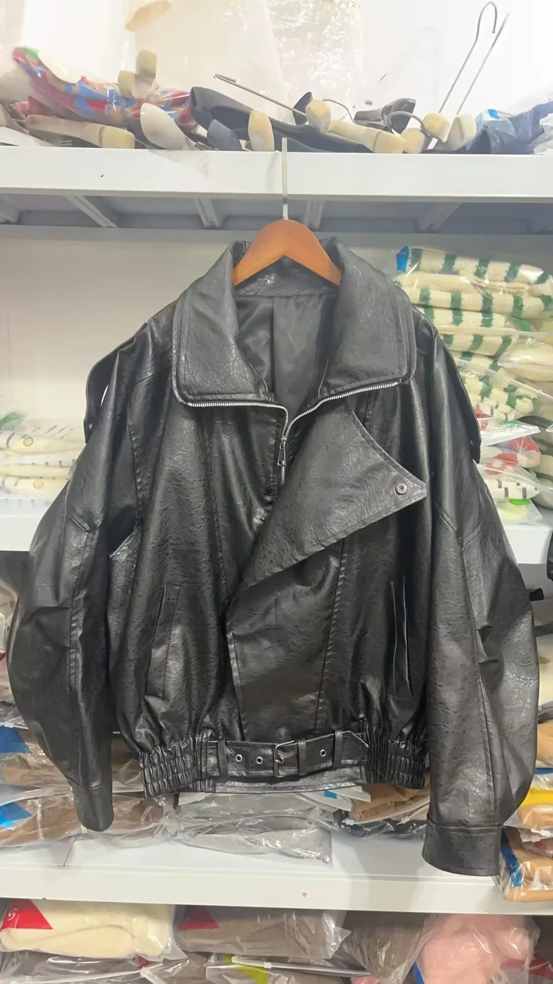 Damen nan oversized Biker-Blouson aus veganer Lederoptik mit asymmetrischem Reißverschluss, breitem Schalkragen und taillenbetonendem Gürtel Drune