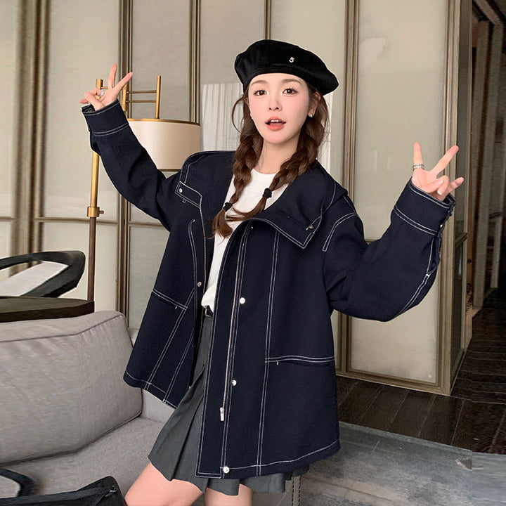 Damen Kurzjacke mit hohem Stehkragen, kontrastierenden Ziernähten und kastiger Oversize‑Silhouette Drune