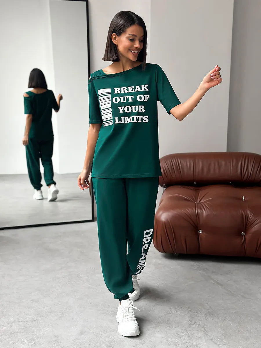 Damen lässiges Lounge-Set mit Cut-Out Schulter und Statement-Print Drune