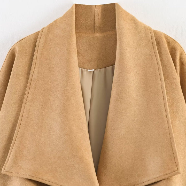 Damen Kurze Oversize Jacke aus Veloursimitat mit weitem Schalkragen Raglanärmeln und gerafftem Saum Drune