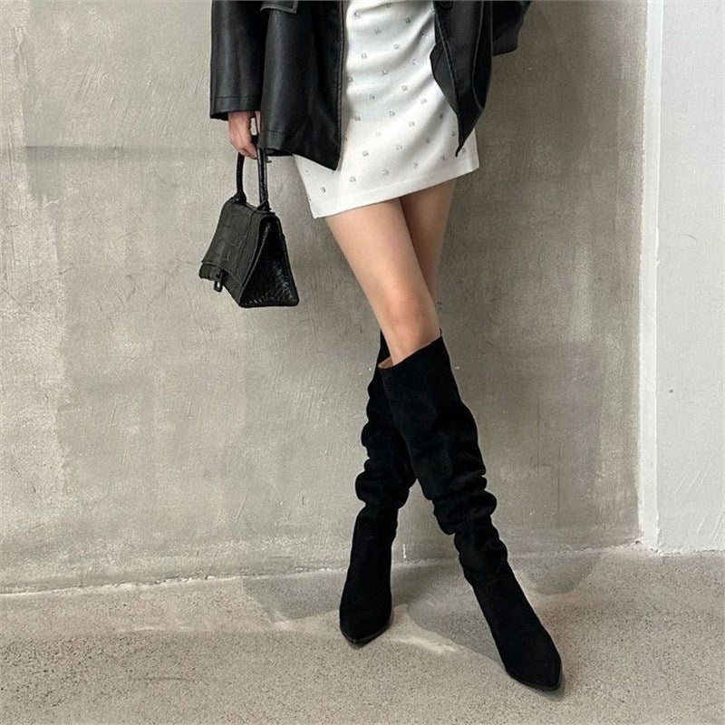 Damen Slouch‑Stiefel aus Wildlederoptik mit spitzer Zehenform und niedrigem Kitten‑Absatz Drune