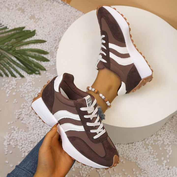 Damen Retro-Sneaker mit profilierter Gummisohle und dekorativen Zierstreifen Drune
