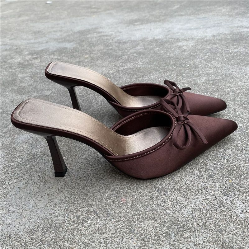 Damen Spitz zulaufende Satin-Mules mit zarter Schleifenapplikation und mittelhohem Sculpted-Absatz Drune