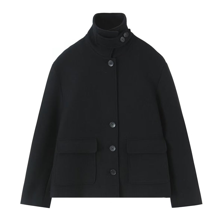 Damen nan kurze Stehkragenjacke mit verdeckter Knopfleiste, aufgesetzten Pattentaschen und cleanem Boxy-Schnitt Drune