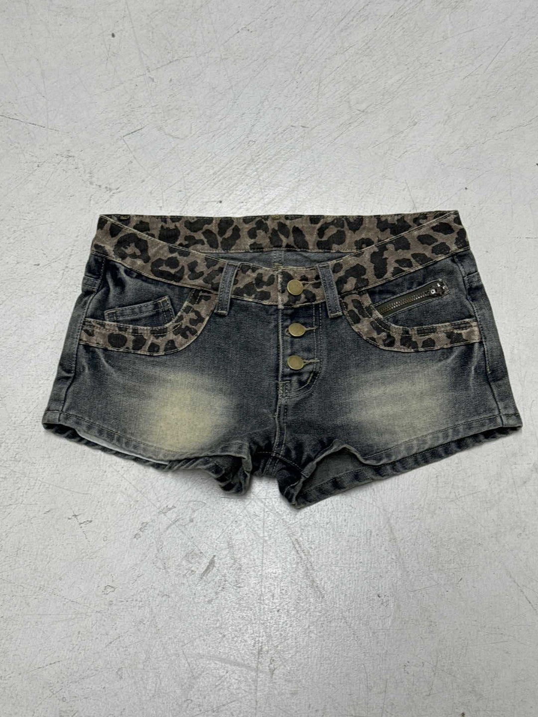 Damen Leoprint Denim-Shorts mit Knopfdetails und elastischem Bund Drune