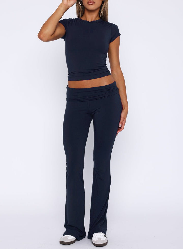 Damen sportliches Set mit figurbetontem Oberteil und ausgestellten Hosen Drune