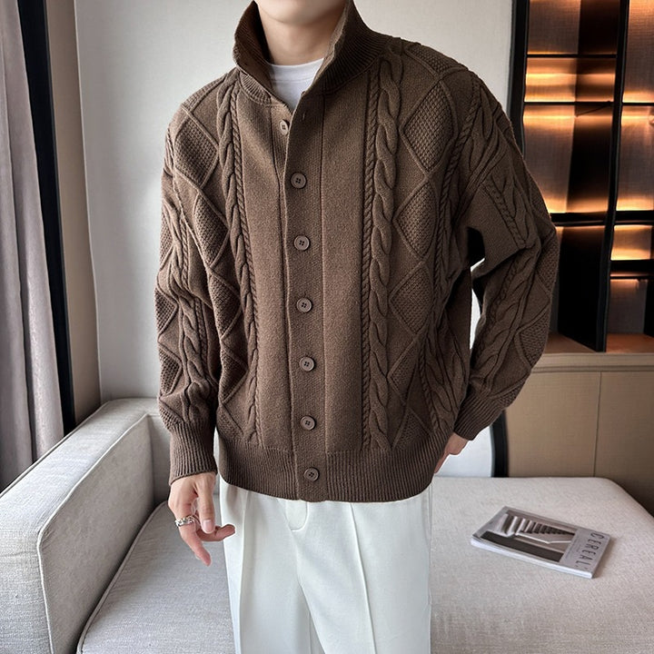Herren Zopfmuster-Cardigan mit hohem Kragen, grober Strickoptik und durchgehender Knopfleiste Drune