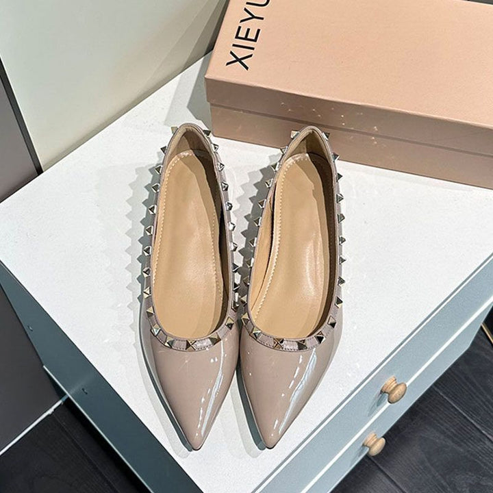 Damen Flache spitz zulaufende Lack-Ballerinas mit gepolstertem Komfortfußbett und Nietenblende Drune