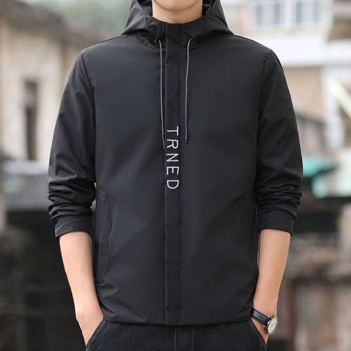 Herren leichte Kapuzen‑Shelljacke mit verdecktem Reißverschluss und minimalistischer Utility‑Optik Drune
