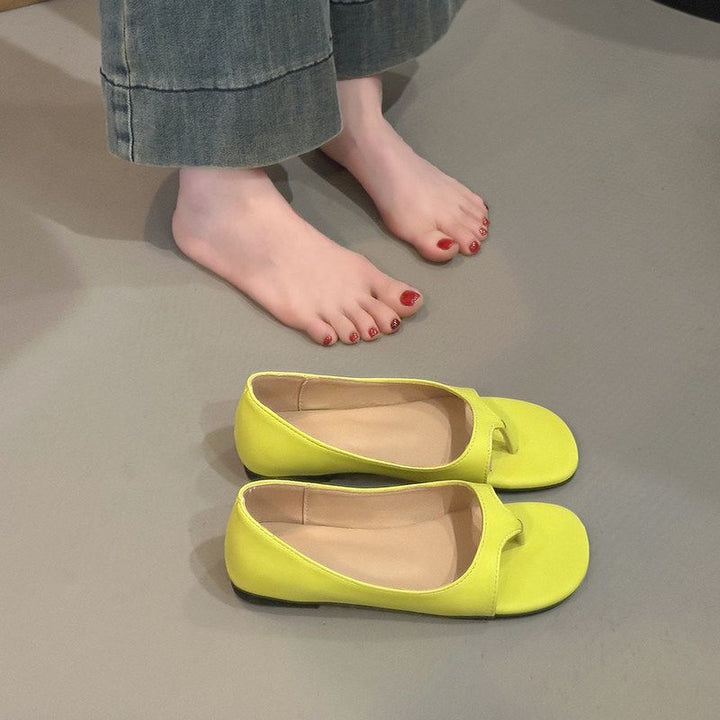 Damen Flache Slip-On-Pantoletten mit Zehenring und weichem Komfortfußbett Drune