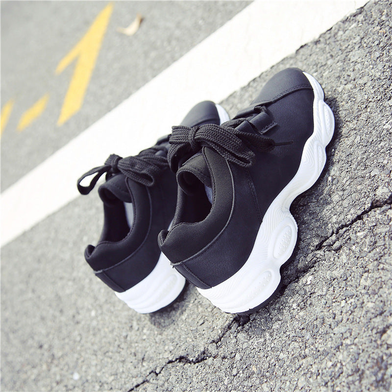 Damen Sportive Keil‑Sneaker aus Mikrofaser mit gepolstertem Schaft und markanter Profilsohle Drune