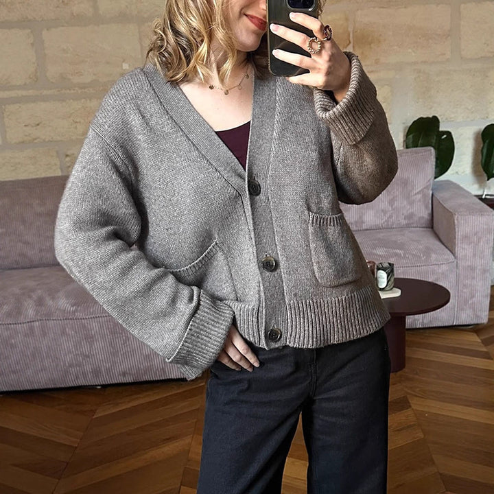 Damen Boxy Strickjacke mit V-Ausschnitt, aufgesetzten Taschen und Hornknöpfen Drune