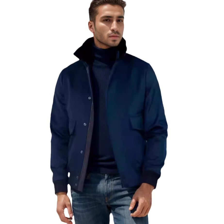 Herren Bomberjacke mit Stehkragen, Druckknopfleiste und aufgesetzten Pattentaschen Drune