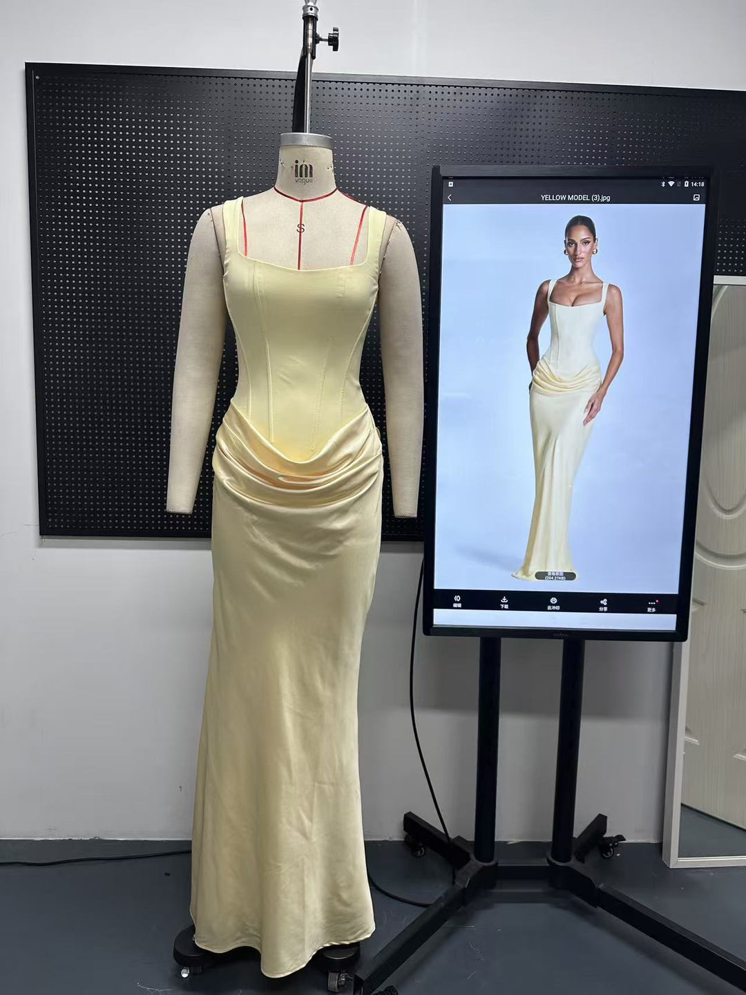 Damen Fließendes Maxi-Kleid mit asymmetrischem Schnitt und raffiniertem Drapé Drune
