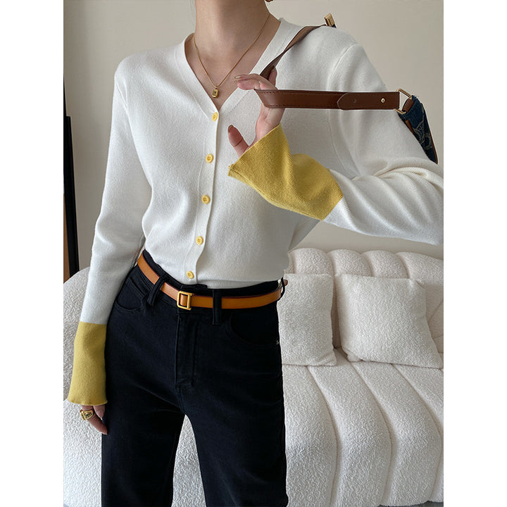 Damen modische Strickjacke mit farblich abgesetzten Ärmeln und Knopfdetails Drune
